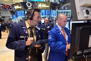 Phố Wall đảo chiều ngoạn mục